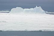浮冰依附在冰山周圍