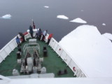 駛過浮冰 (10 秒短片) 