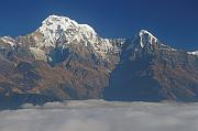 在尼泊爾乘飛機雖不能鳥瞰雪山，但勝在距離十分近。